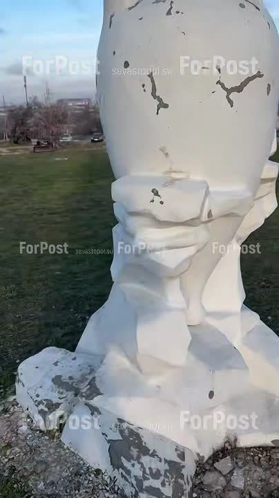 Скульптуры «Ослик», «Рука с виноградом» и пифос на Античной усадьбе №25 в Севастополе начали разрушаться