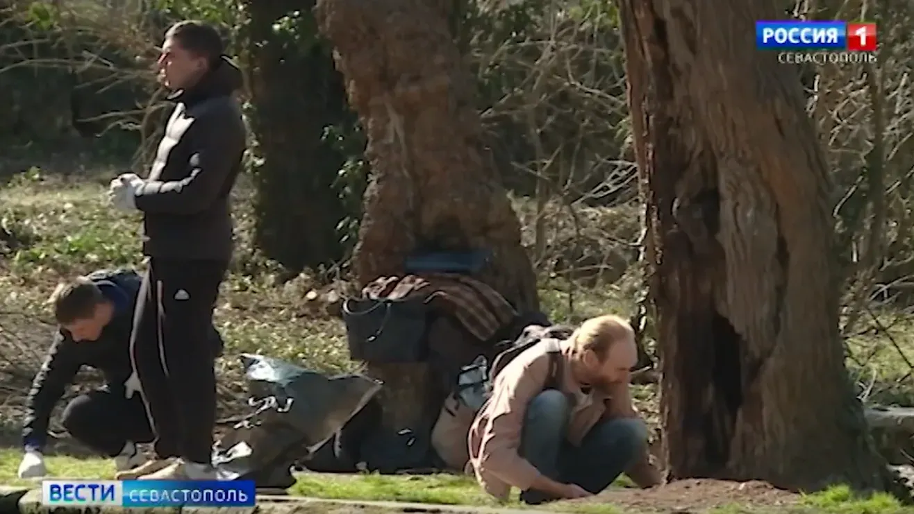 В Севастополе более 60 человек вышли на весенний субботник на Максимовой даче