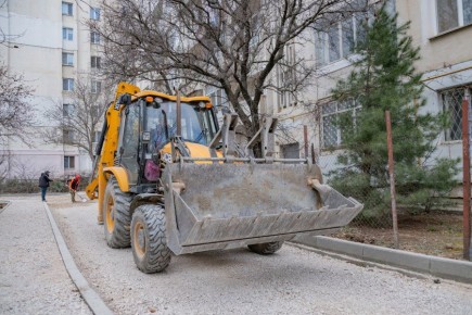 Во дворе на улице Адмирала Фадеева ремонтируют внутриквартальную дорогу и тротуары