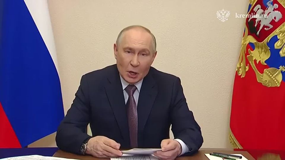 Путин поздравил жителей страны с Днем воссоединения Крыма и Севастополя, назвал историческим и решительным их выбор
