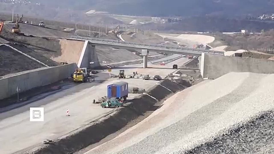 Крымский мост, трасса в обход Алушты, уникальный курорт "Мрия", здание в форме морской волны: сегодня Россия отмечает историческое событие — 12 лет назад в родную гавань вернулись Крым и Севастополь