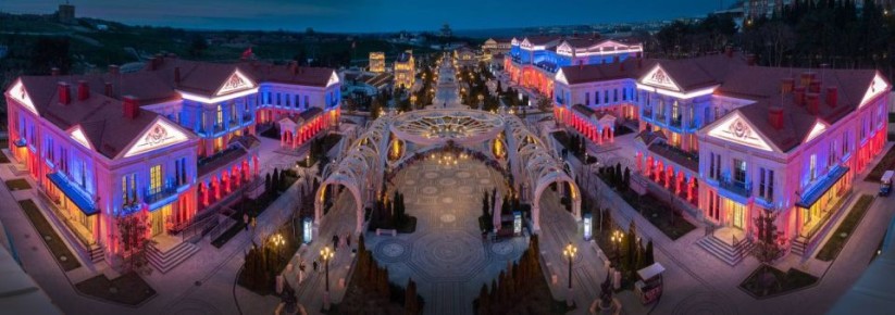 В Новом Херсонесе зажглась праздничная подсветка в честь 12-й годовщины Крымской весны