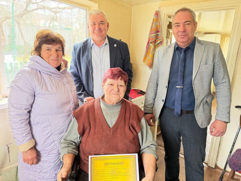 Татьяна Лобач: Вместе с Главой Орлиновского МО Александром Богушем передали сертификаты на приобретение лекарственных средств для одиноких пенсионеров и пенсионеров с низким уровнем дохода.