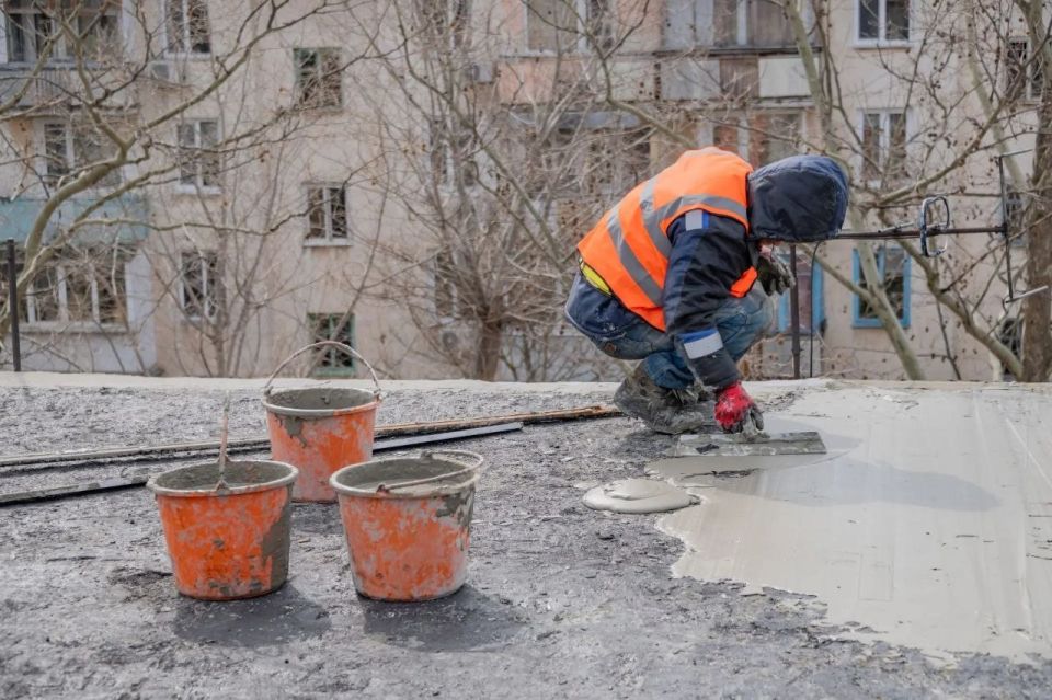 Уже на 20% выполнены работы по капитальному ремонту плоской кровли дома № 9 по улице Хрусталёва