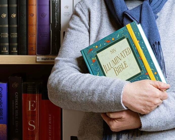 Почему на Западе скупают Писание, но пустеют храмы?