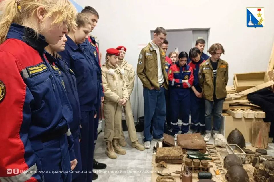 Спасслужба провела занятие для юнармейцев и студентов в части Павловки