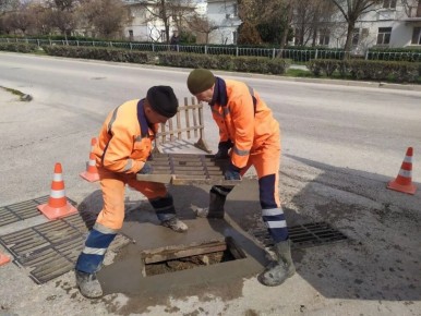 Водоканал: Рабочие моменты. Бригада службы ливневой канализации выполнила ремонт дождеприемника на ул. Новикова Фото Николая Ерёмина