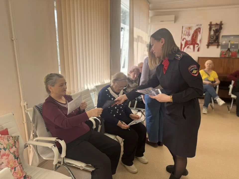 В Севастополе сотрудники Госавтоинспекции организовали профилактическую беседу на тему основ безопасности на дороге и противодействия мошенничеству с гражданами старшего поколения