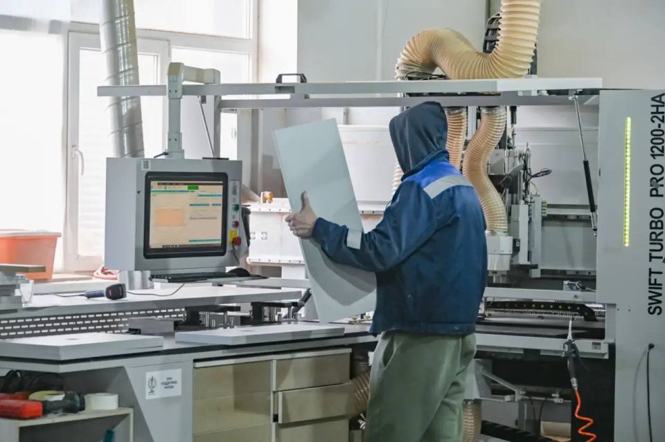 Михаил Развожаев: Севастопольская мебельная фабрика увеличила объемы производства благодаря господдержке