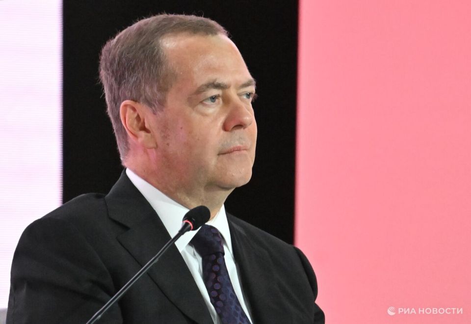 Медведев и Медведчук оценили законность вхождения Крыма и Донбасса в Россию