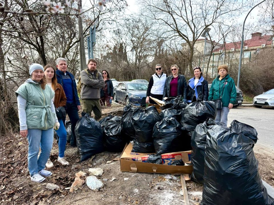 Сергей Резниченко: Сегодня Управление спорта и наши подведомственные учреждения поддержали инициативу нашего Губернатора Михаила Владимировича Развожаева и с удовольствием приняли участие в первом субботнике