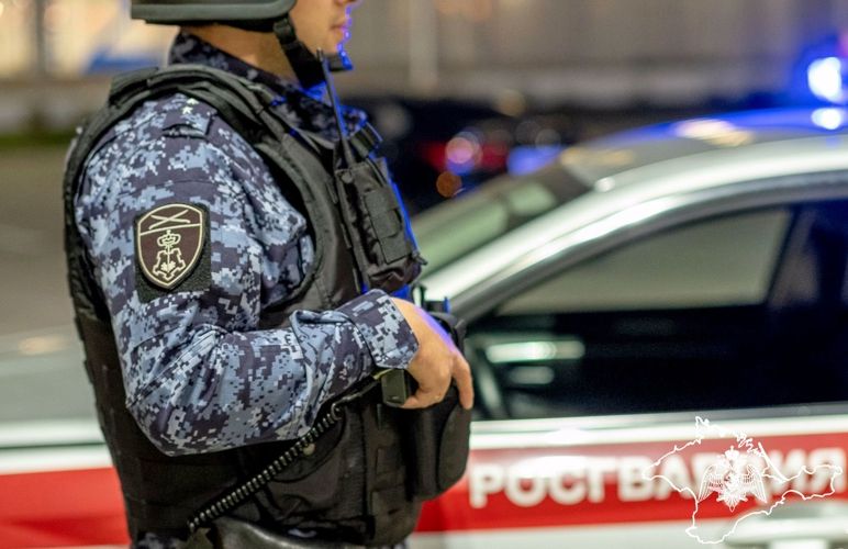 В Симферополе росгвардейцы задержали любителя бесплатной выпивки
