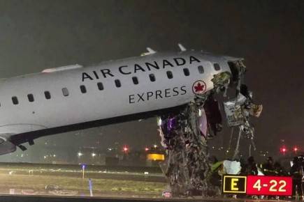 В Нью-Йорке самолёт столкнулся с пожарной машиной