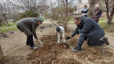 РАБОТА В ОКРУГЕ. Александр Кулагин принял участие в общегородском субботнике
