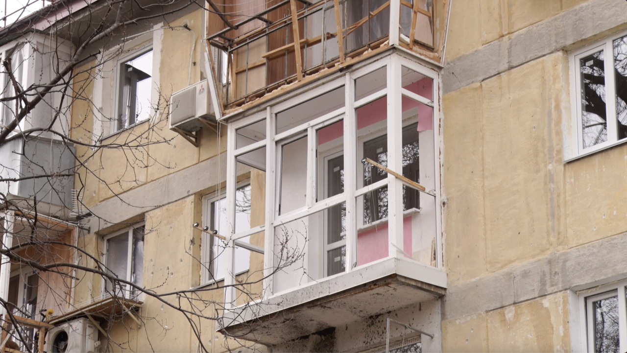 Окна в домах Севастополя после атак ВСУ заменят до 28 марта
