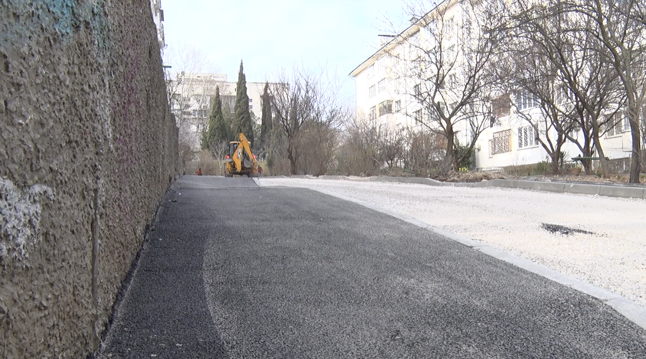 На улице Адмирала Юмашева, 13Б и 13В ремонтируют проезды