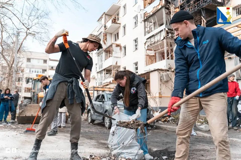 Волонтёры помогают разбирать завалы в домах на улице Павла Корчагина