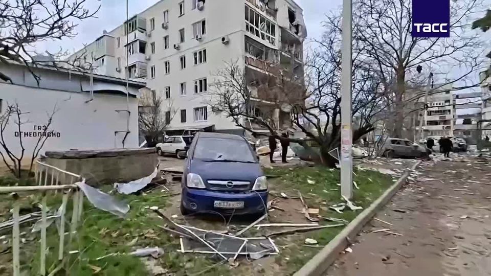 Сотрудники СК, ФСБ, взрывотехники и криминалисты работают на месте взрыва в многоквартирном доме в Севастополе, сообщил Развожаев