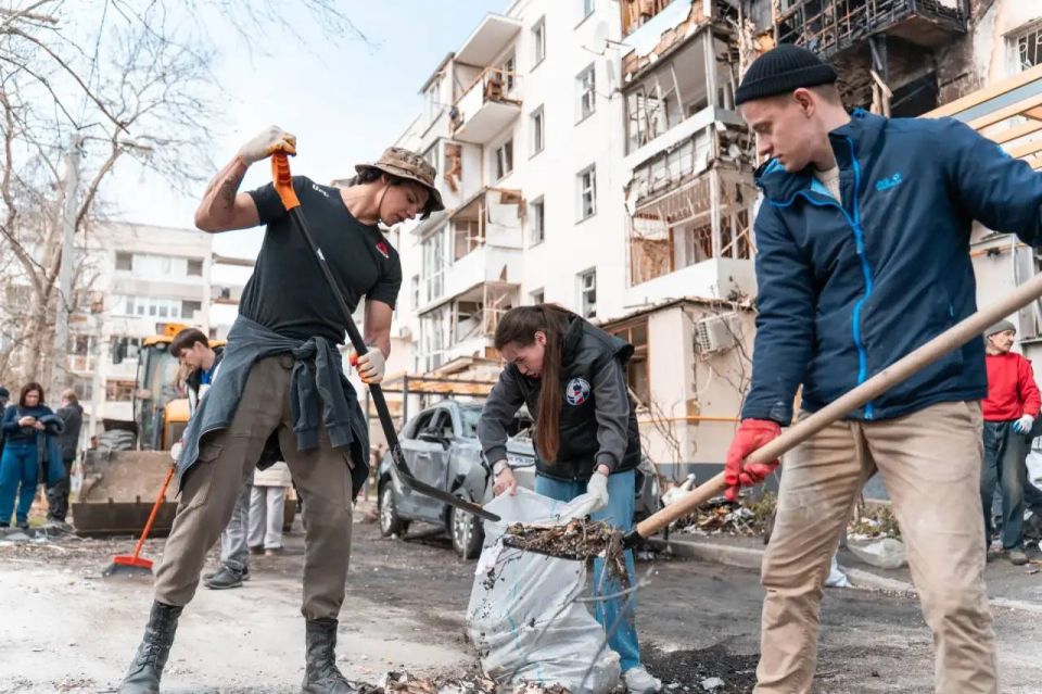Михаил Развожаев: Наши волонтеры помогают убирать последствия взрыва в домах на улице Павла Корчагина