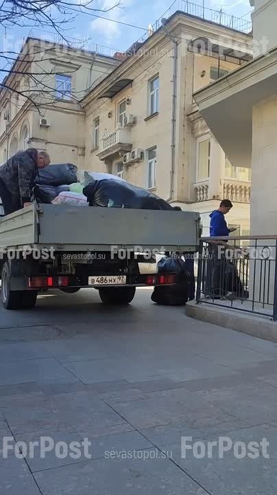 Тем временем из штаба «Единой России» на Большой Морской отправляют гуманитарную помощь пострадавшим при взрыве на ул. Корчагина