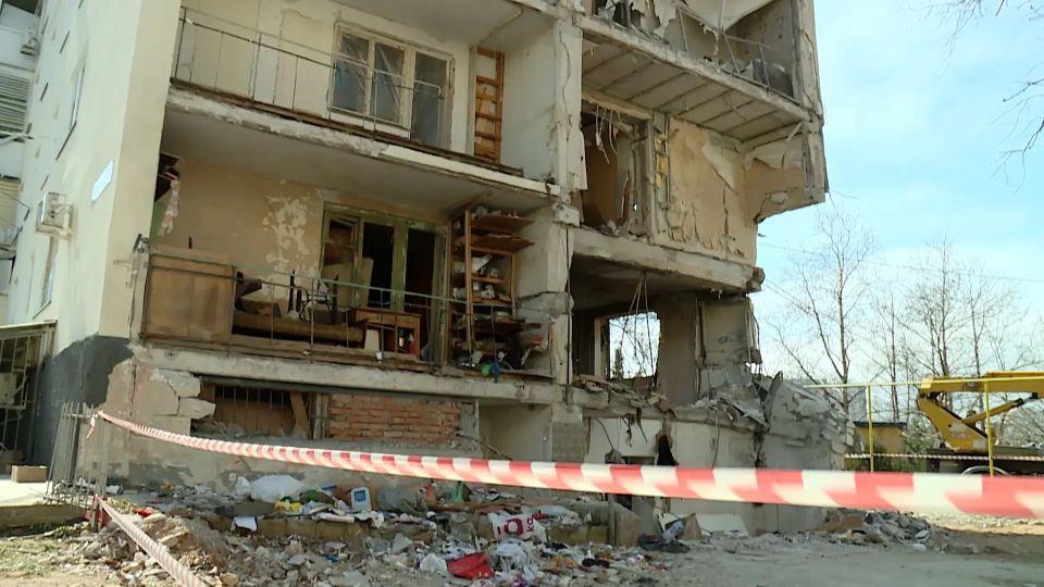 Коммунальные службы и волонтёры ликвидируют последствия ЧП в доме на Павла Корчагине