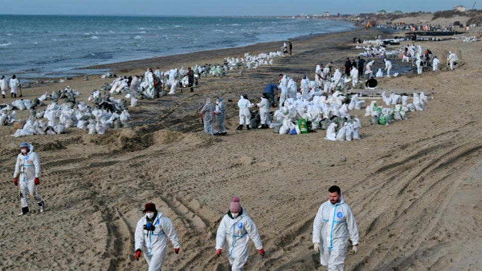 Пострадавшие от мазута пляжи Анапы могут открыть уже к 1 июня