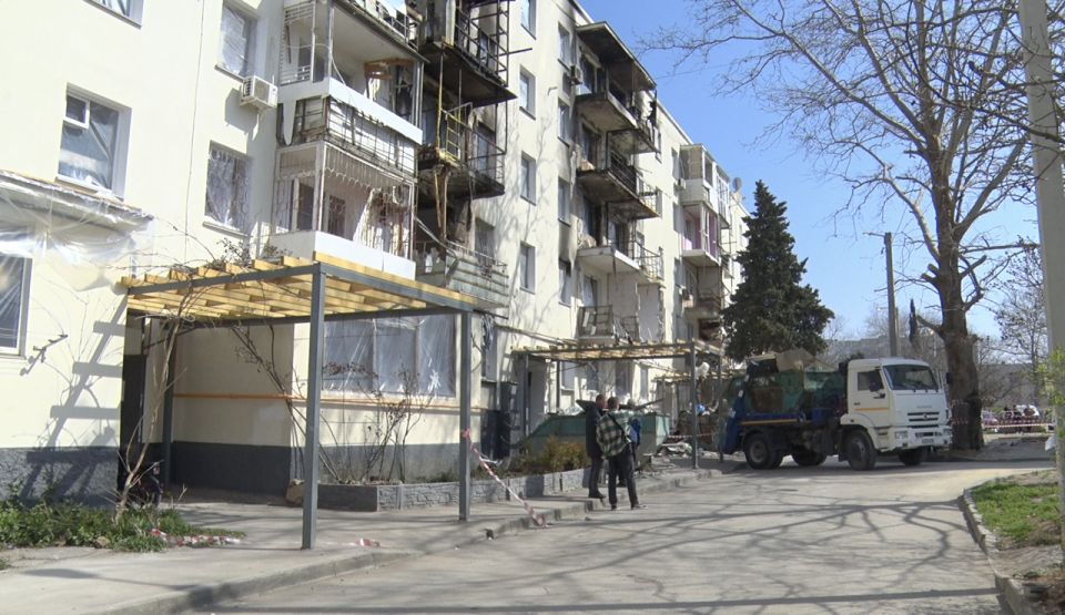 На улице Павла Корчагина восстанавливают дома после взрыва