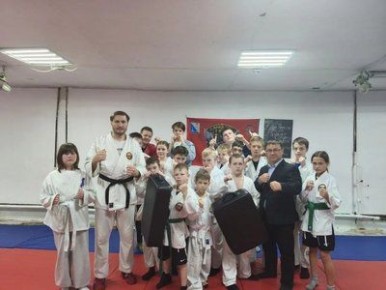 Алексей Ярусов передал юным спортсменам тренажёры