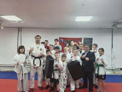 Алексей Ярусов передал юным спортсменам тренажёры