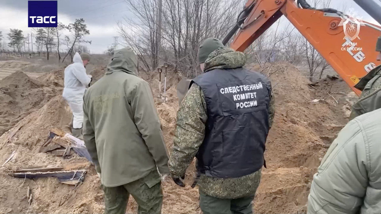 12 тел жителей ЛНР извлекли из братской могилы