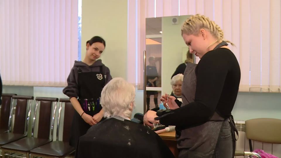 Севастопольские студенты провели день красоты в доме-интернате для престарелых и инвалидов