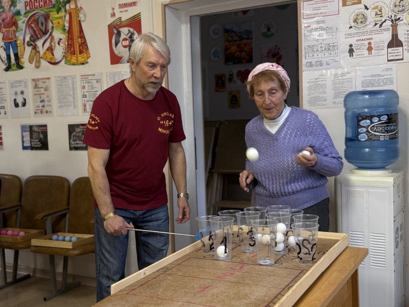 В Севастополе для пожилых людей и инвалидов проводят занятия по настольным играм