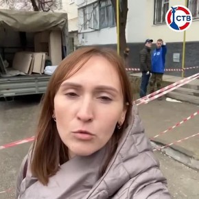 Дома на Корчагина готовят к ремонту: волонтёры «Единой России» освобождают квартиры от уцелевшей мебели и бытовой техники