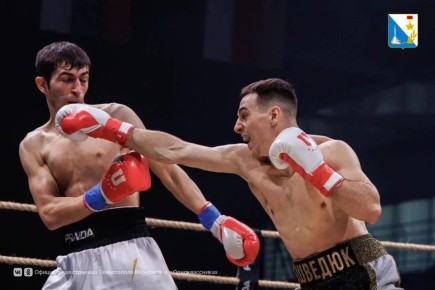 Севастополец Максим Шведюк одержал досрочную победу во втором профессиональном бою на турнире PRAVDA BOXING 16