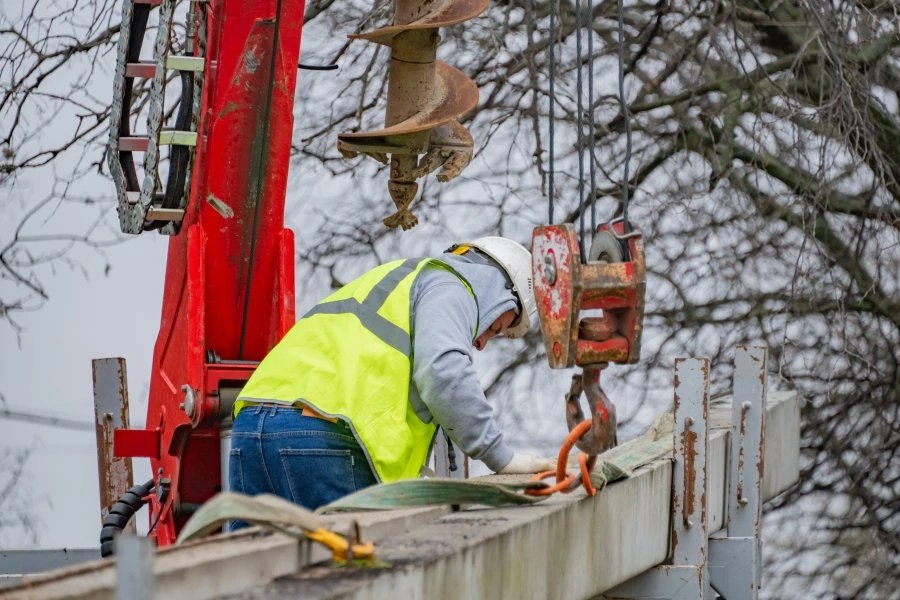 В Балаклаве на улице Шелковичной начали замену старых опор освещения