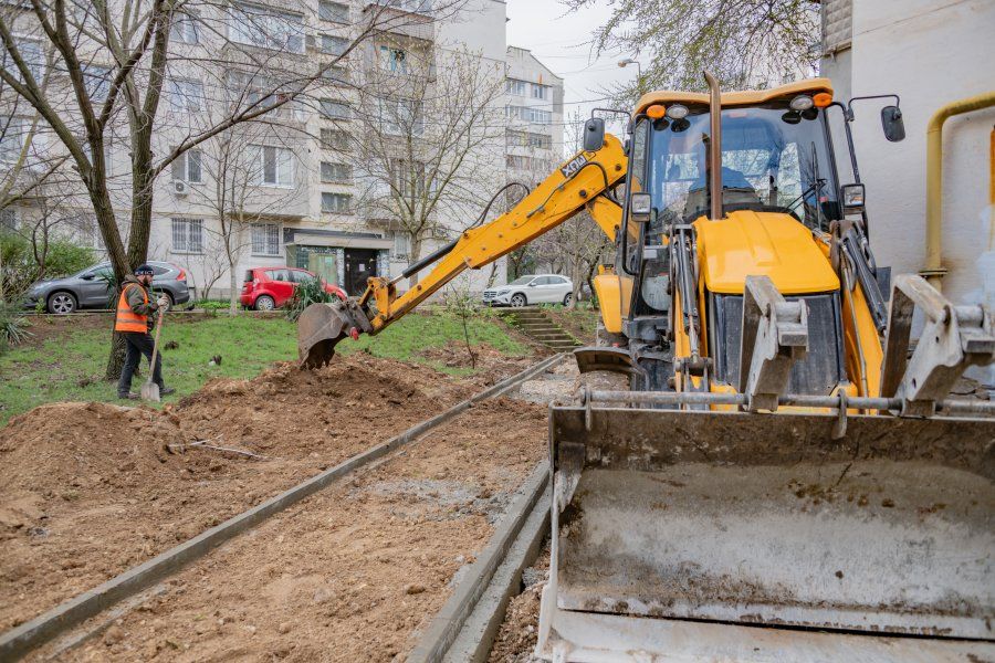 Во дворах домов на проспекте Генерала Острякова начался ремонт дорог и тротуаров