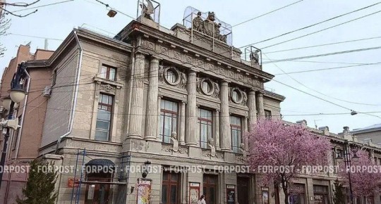 Леса убрали, но реставрацию не закончили: что происходит с Русским театром в столице Крыма