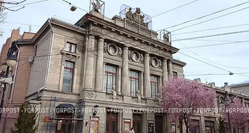 Леса убрали, но реставрацию не закончили: что происходит с Русским театром в столице Крыма