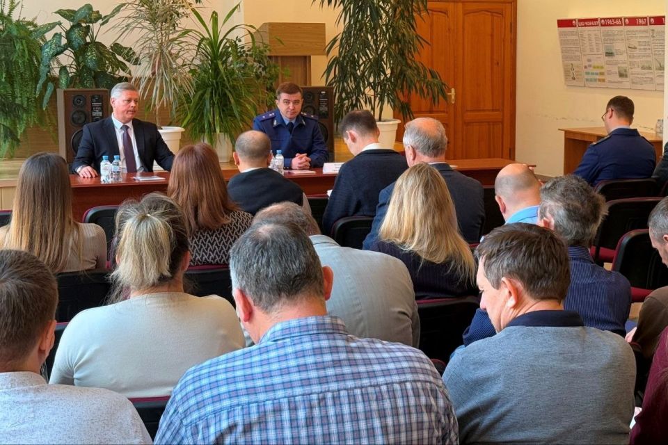 Сегодня, 2 апреля 2026 года, исполняющий обязанности прокурора города Севастополя Дмитрий Теллин провел встречу с трудовым коллективом Акционерного общества «Центральное конструкторское бюро «Коралл»