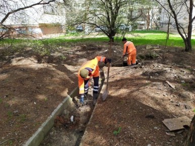 Водоканал: Рабочие моменты. Очистка ливневых решеток и проверка состояния колодцев на ул. Древней, пр. Генерала Острякова и др. Фото Николая Ерёмина