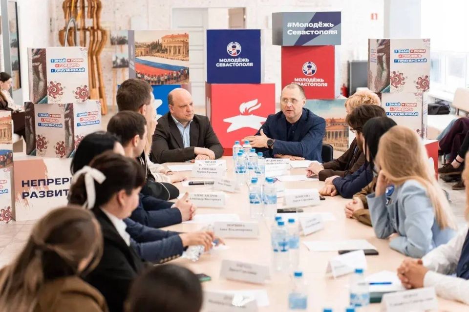 Игорь Михеев: Провели встречу нашего Общественного совета по молодёжной политике с председателем Общественного совета при Росмолодёжи, директором МДЦ «Артек» Константином Федоренко