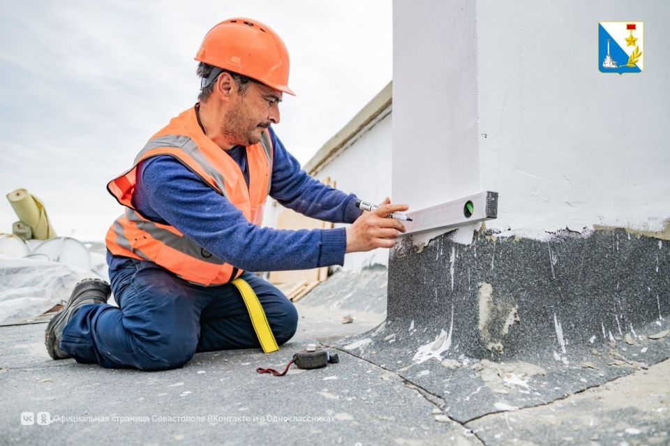 На улице Луначарского капитально ремонтируют крышу дома № 29