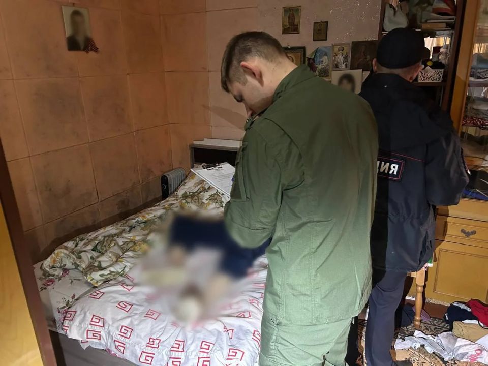 В Крыму мужчина изрезал свою мать ножом, а потом выпрыгнул из окна