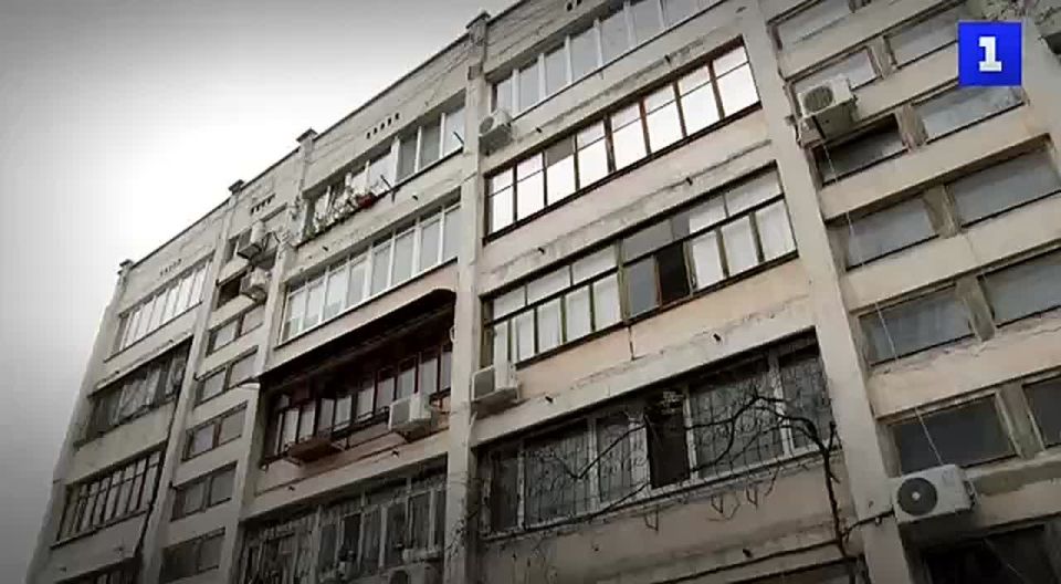 В Севастополе продолжается капремонт крыши жилого дома на ул. Луначарского, 29