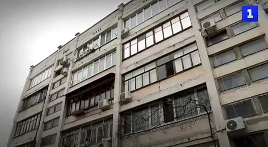 В Севастополе продолжается капремонт крыши жилого дома на ул. Луначарского, 29