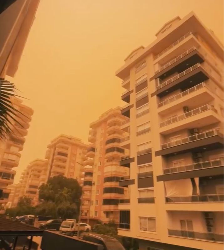 Турецкую Анталью накрыла пыльная буря из Сахары