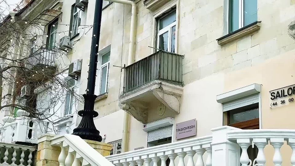 Балкон на улице Большой Морской, 15, кусок которого ранее упал на голову прохожему, заделали сеткой