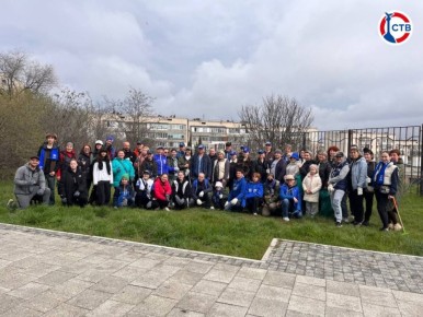 У пятой горбольницы прошёл субботник партии «Единая Россия»