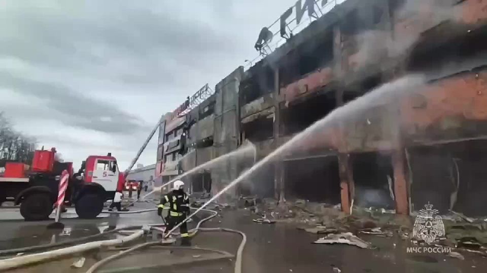 Пожар в торговом центре Калининграда локализован на площади 7000 кв. метров