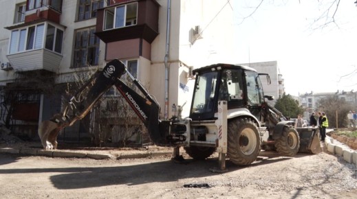 Во дворах на улице Маринеско в Севастополе ремонтируют дорогу